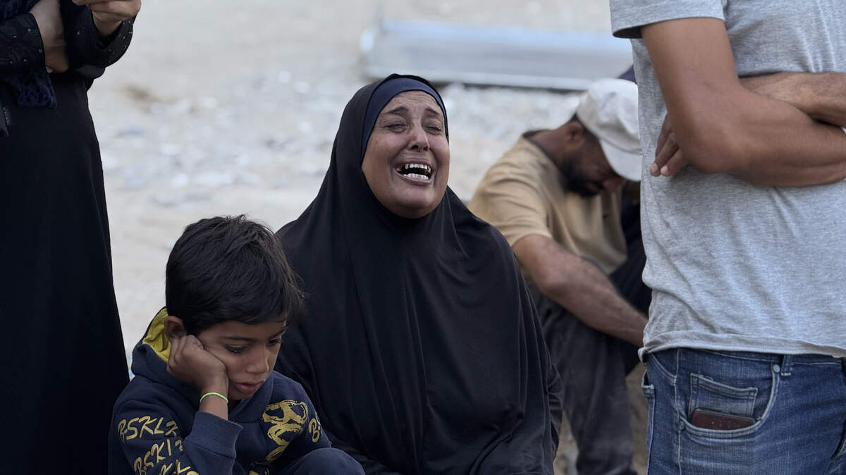 En una fosa común improvisada detrás del Hospital Shifa en la Ciudad de Gaza, decenas de familias entierran a sus seres queridos este domingo, 21 de septiembre de 2025, mientras se expande la operación terrestre de Israel, por temor a que la búsqueda de un lugar de entierro decente los ponga en riesgo./Sipa USA
