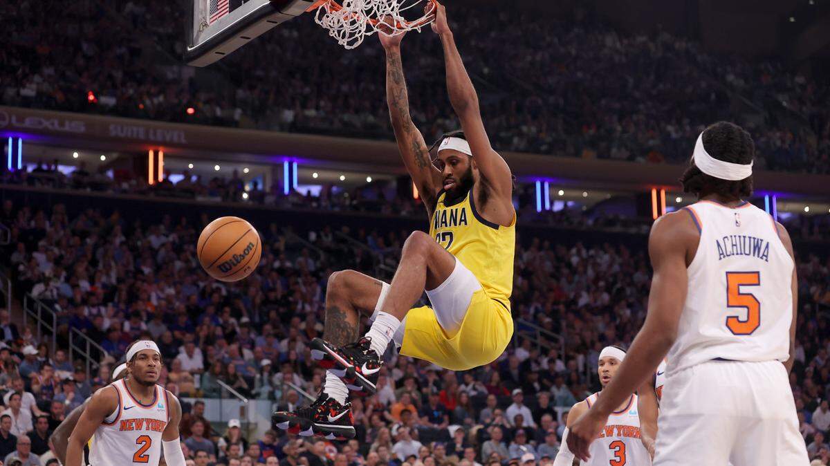 El jugador de los Pacers de Indiana Isaiah Jackson clava la pelota en el séptimo partido del playoff contra los Knicks, celebrado el domingo 19 de mayo de 2024 en Nueva York.