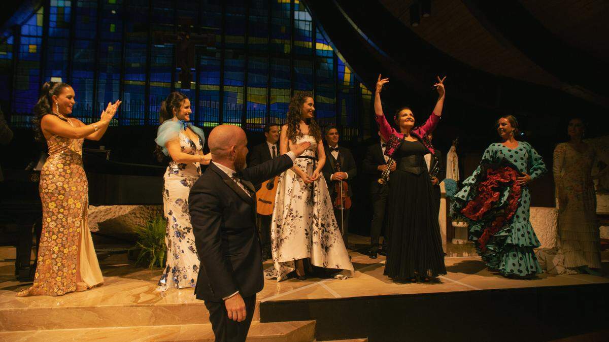 El director musical y pianista Roberto Berrocal apunta a Rosa Mercedes, la reina de las castañuelas, rodeada de las cantantes músicos y bailarinas. En el primer concierto “Sonidos de España / Ecos de La Habana”, de la Serie de Conciertos St Hugh – Steinway.