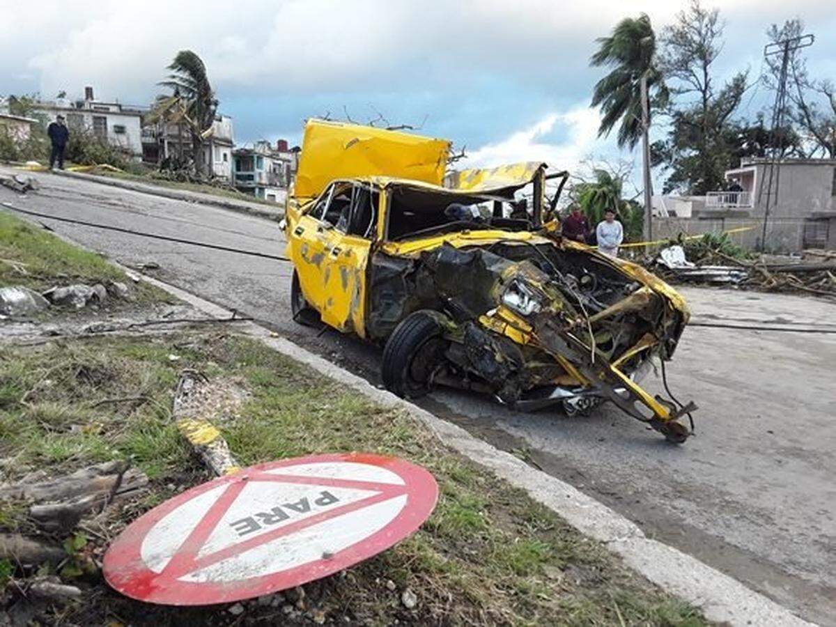 Así quedó un auto en el municipio Regla tras el paso del tornado.