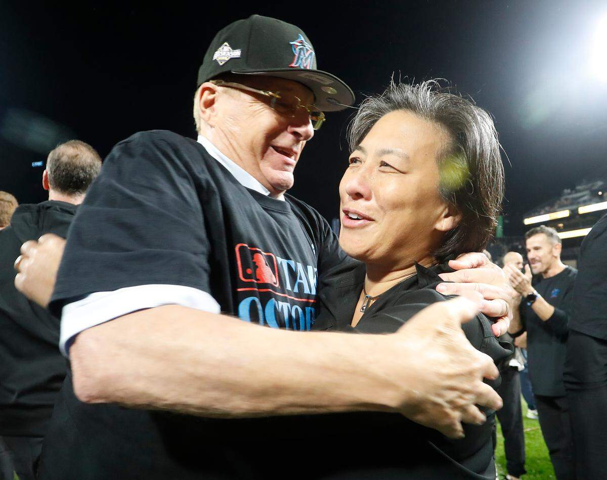 El propietario de los Marlins Bruce Sherman festeja con la gerente general Kim Ng tras el avance del equipo a la postemporada, el 30 de septiembre de 2023 en Pittsburgh.