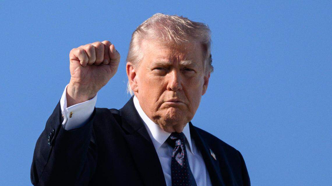 El presidente de Estados Unidos, Donald Trump, hace un gesto mientras aborda el Air Force One antes de partir del Aeropuerto Internacional de Palm Beach, en West Palm Beach, Florida, el 1 de marzo de 2026, rumbo a Washington, DC.