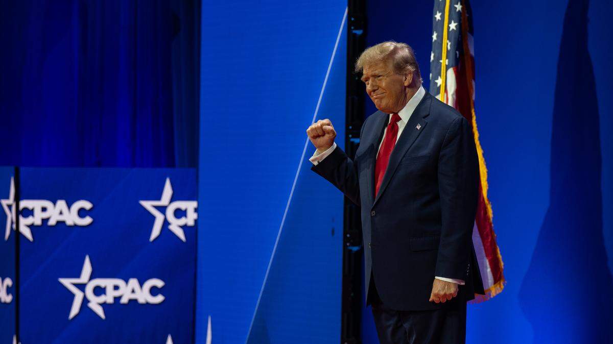 El expresidente Donald Trump se prepara a dar un discurso ante la conferencia conservadora CPAC, en National Harbor, Maryland, el sábado 24 febrero de 2024.