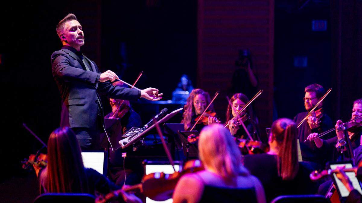 El 26 de abril, Nu Deco Ensemble celebrará su décimo aniversario con un concierto especial en el Knight Concert Hall del Adrienne Arsht Center for the Performing Arts. El programa contará con artistas invitados de renombre, una suite original para el aniversario, nuevas colaboraciones musicales y varias sorpresas. En la foto, el cofundador y director artístico de Nu Deco Ensemble, Jacomo Bairos, y la orquesta.