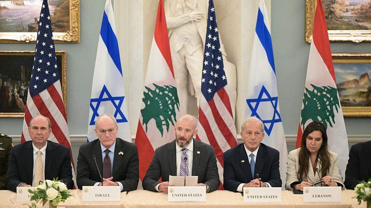 El embajador de Israel en EEUU, Yechiel Leiter; el jefe de gabinete del Departamento de Estado, Daniel Holler; el embajador de EEUU en el Líbano, Michel Issa; y la embajadora del Líbano en EEUU, Nada Hamadeh, asisten a una reunión entre las delegaciones israelí y libanesa, organizada por Estados Unidos en el Departamento de Estado en Washington, D.C., el 3 de junio de 2026. Israel y el Líbano acordaron el miércoles implementar un alto el fuego, pero señalaron que este requeriría un “cese total” de los disparos por parte de Hezbolá, grupo respaldado por Irán, según un comunicado conjunto emitido tras las conversaciones lideradas por Estados Unidos en Washington.