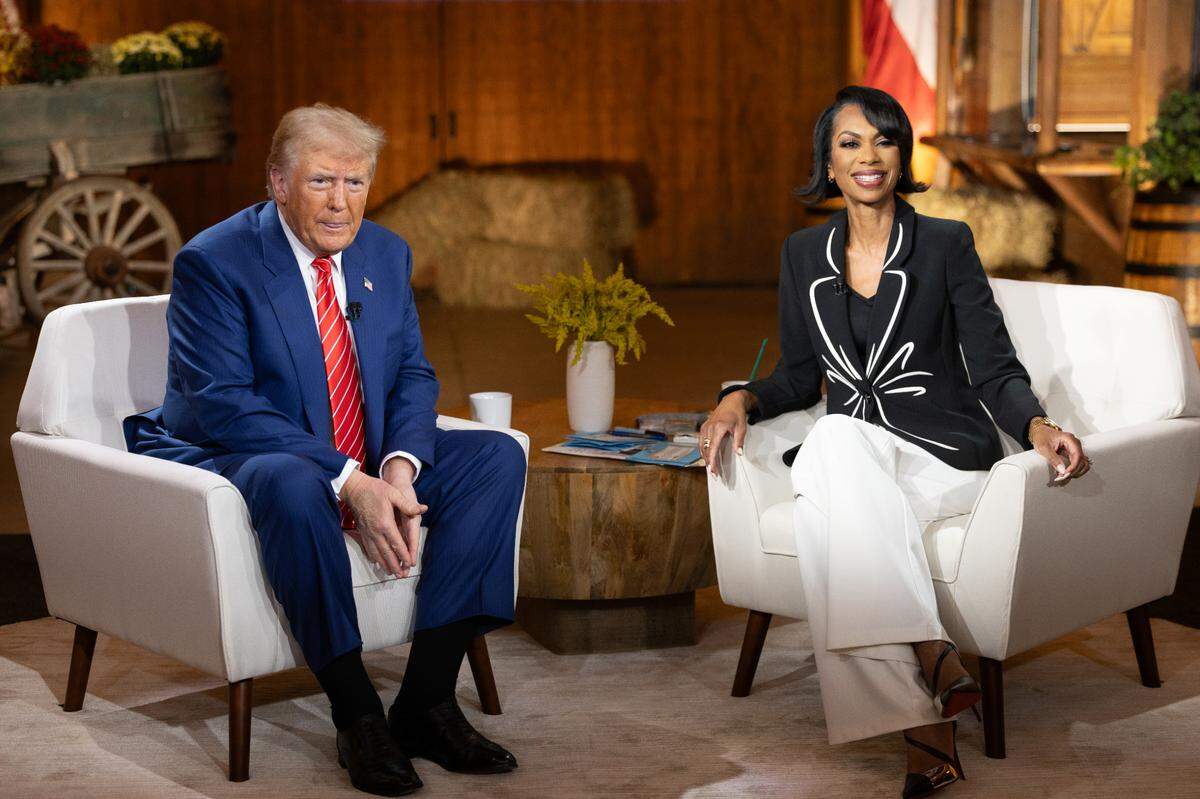 Former President Donald Trump with Fox News’ Harris Faulkner attend an all-women town hall event, held at Reid Barn in Cumming. (Photo by Phil Lewis / SOPA Images/Sipa USA)