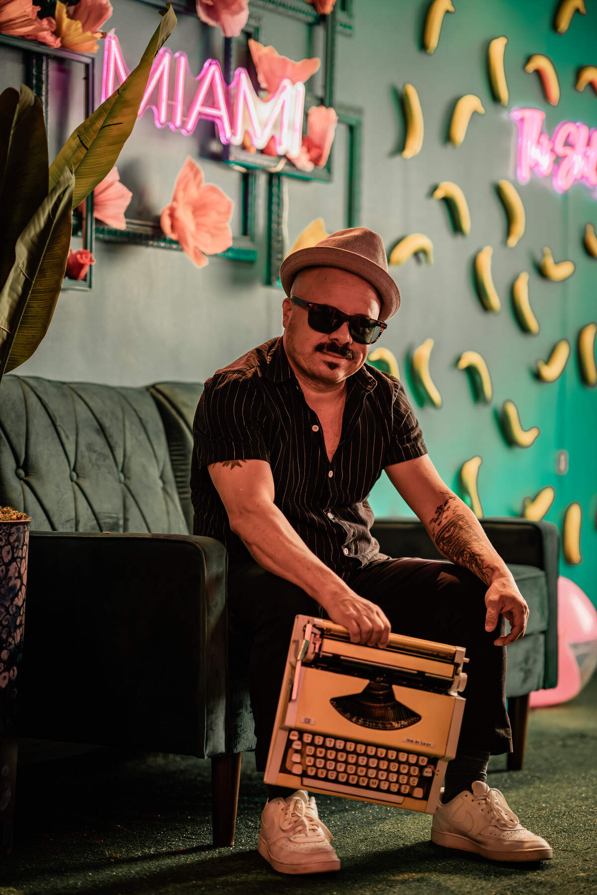 Oscar Fuentes, el poeta de Biscayne, se presentará en REUSE-A-PALOOZA, componiendo poemas in situ, inspirado por su interacción con la gente.
