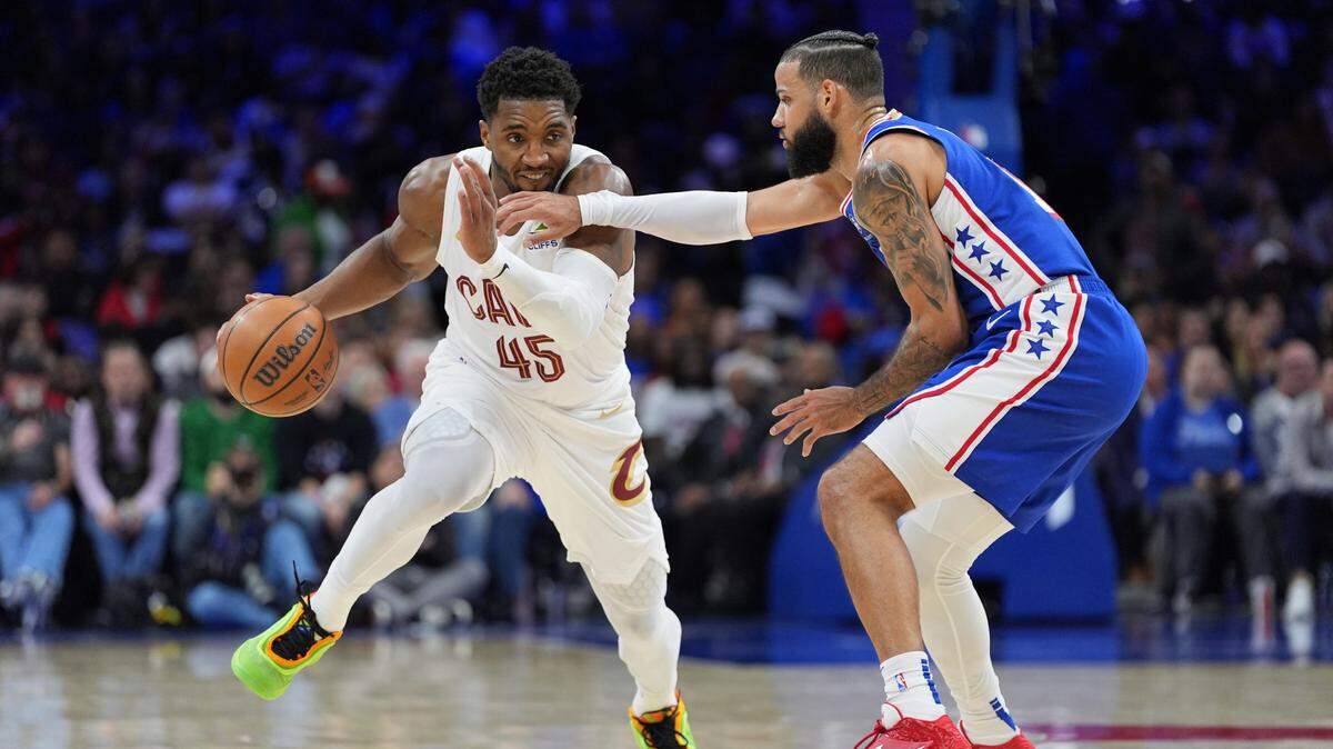 El astro de los Cavaliers de Cleveland Donovan Mitchell (izq.) trata de pasar la marca de Caleb Martin, de los 76ers, en el partido celebrado el 13 de noviembre de 2024 en Filadelfia.