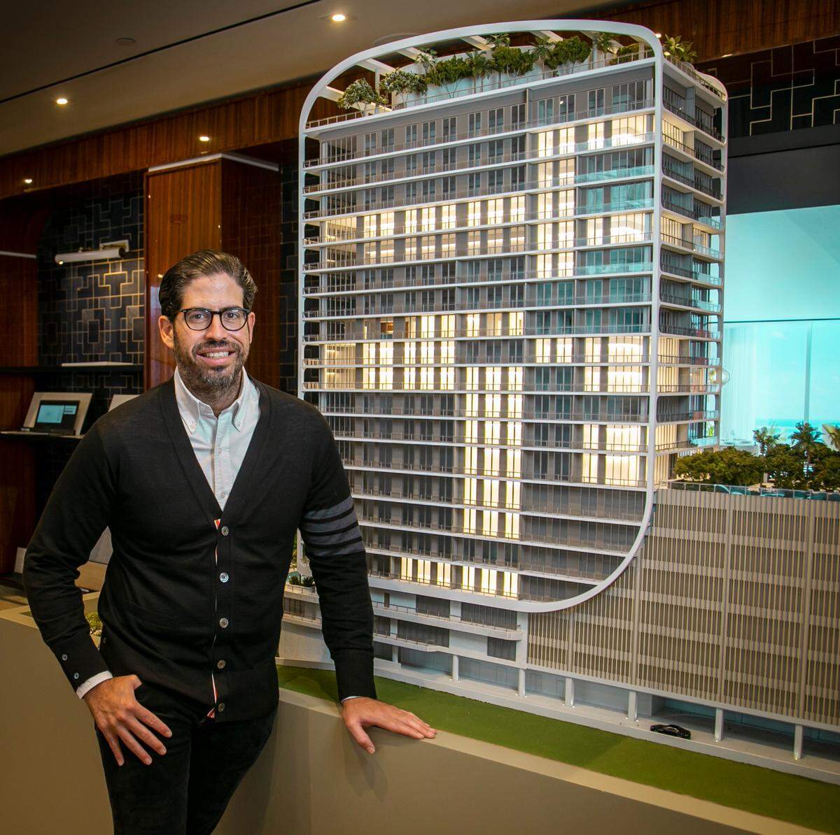 David Martin, director ejecutivo de Terra, junto a la maqueta de Mr. C Residences, uno de los proyectos de apartamentos y comercial que planea en Coconut Grove junto a la familia Cipriani.