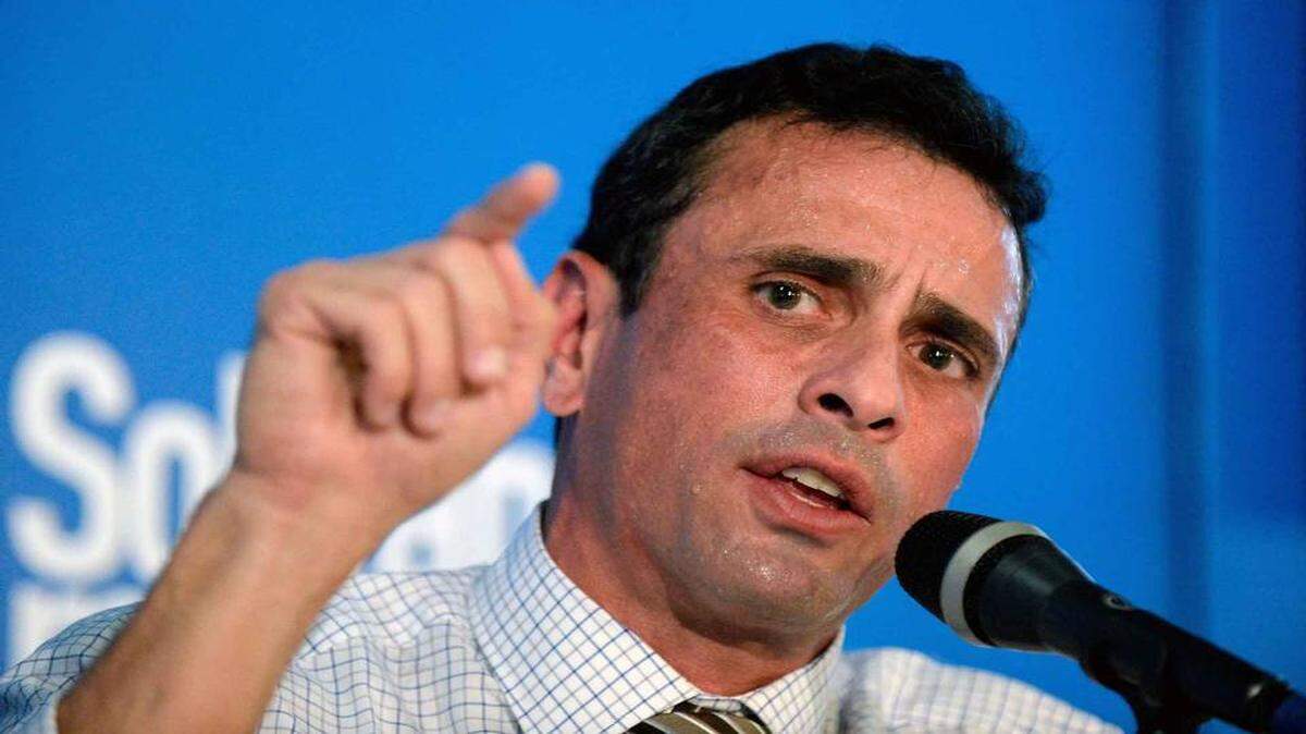 El gobernador opositor del estado venezolano de Miranda, Henrique Capriles, habla en una conferencia de prensa el martes, 14 de julio.