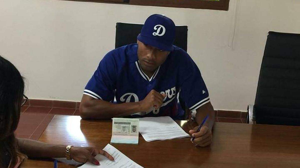 Darién Núñez al momento de firmar su acuerdo con Los Angeles.