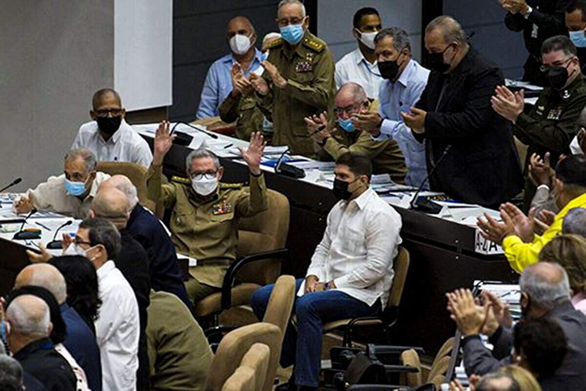 El exgobernante cubano Raúl Castro participa en la Octava Sesión Ordinaria de la Asamblea Nacional en el Palacio de Convenciones en La Habana, el 21 de diciembre de 2021.