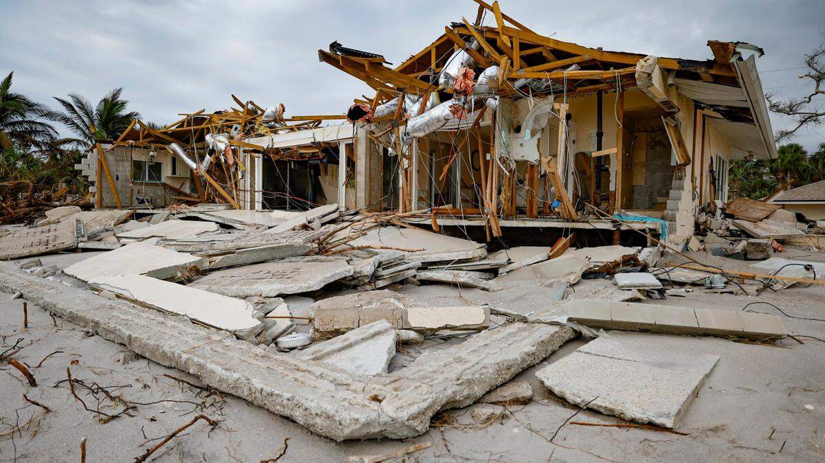 Muchas casas en la isla barrera, Manasota Key, sufrieron daños importantes cuando el huracán Milton azotó Florida.