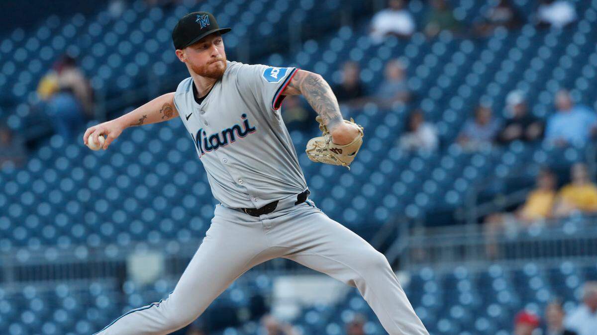 El abridor de los Marlins de Miami Adam Oller lanza en el primer inning del partido ante los Piratas, celebrado el 10 de septiembre de 2024 en el PNC Park de Pittsburgh.