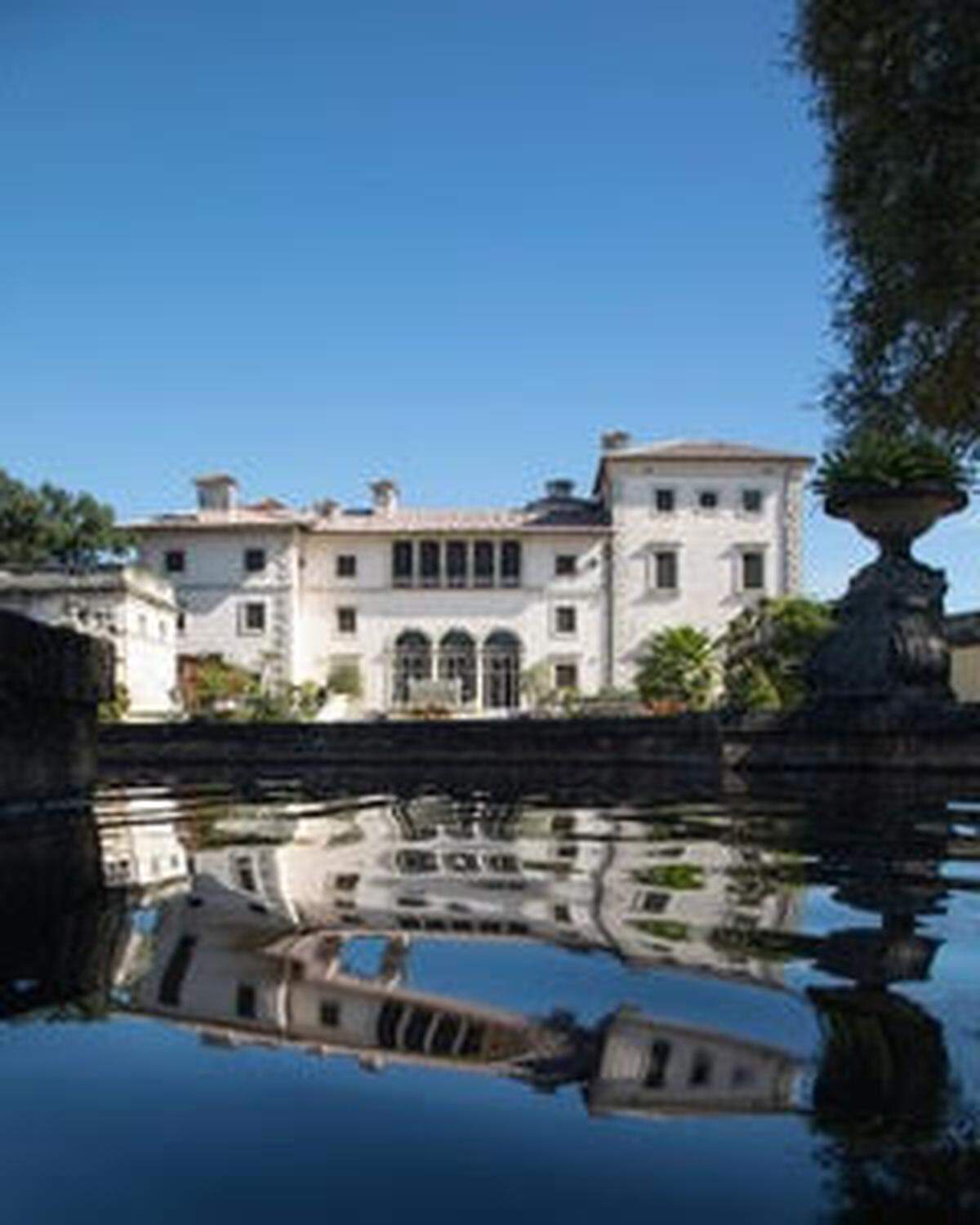 Los idílicos jardines de Vizcaya, con fuentes, estanques, zonas verdes, un casino y un laberinto son maravillosos para dar un paseo. 