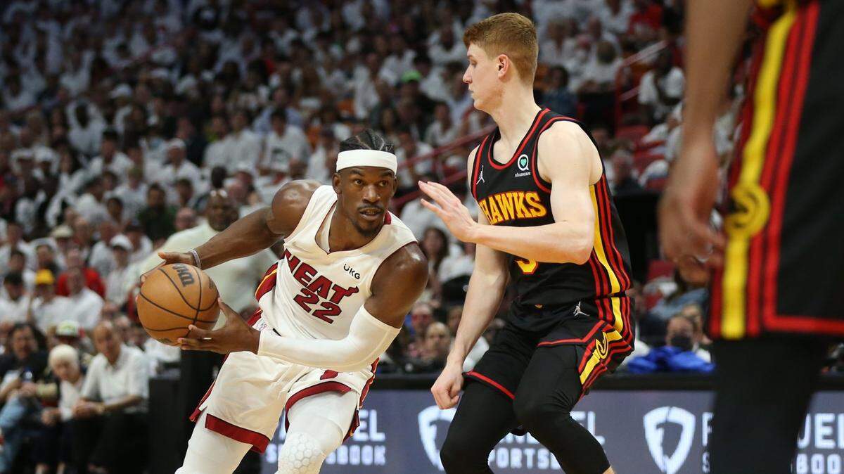 El jugador del Heat Jimmy Butler (izq.) entra al aro ante la marca de Kevin Huerter, de los Hawks de Atlanta, en el segundo juego del playoffs de primera ronda celebrado el 19 de abril de 2022 en Miami.