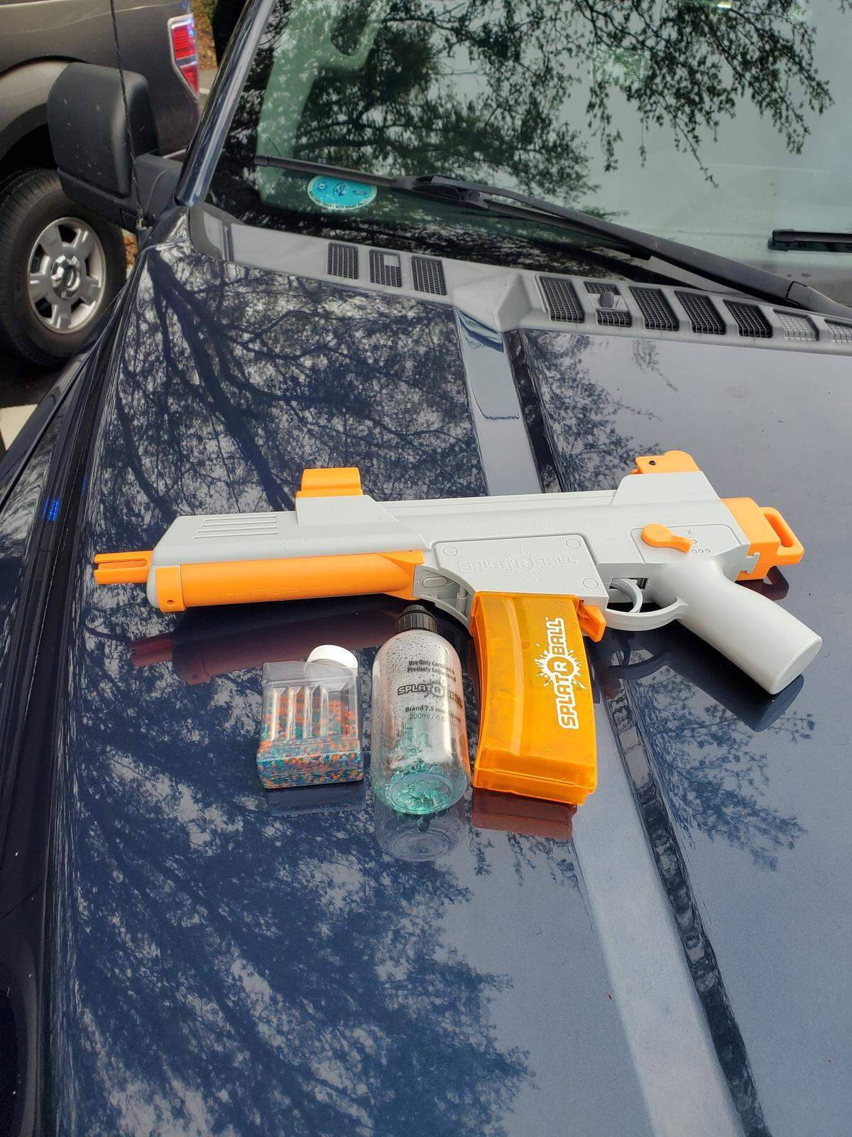 El reto consiste en disparar a las personas con bolas de gel, a veces congeladas, con las pistolas de juguetes llamadas “Splatter Ball Guns”.