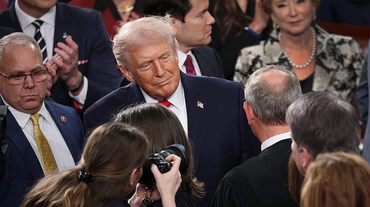 El presidente Donald Trump saluda al presidente de la Corte Suprema, John Roberts, antes del discurso sobre el Estado de la Unión durante una sesión conjunta del Congreso en el Capitolio de Estados Unidos, el martes 24 de febrero de 2026, en Washington, DC.