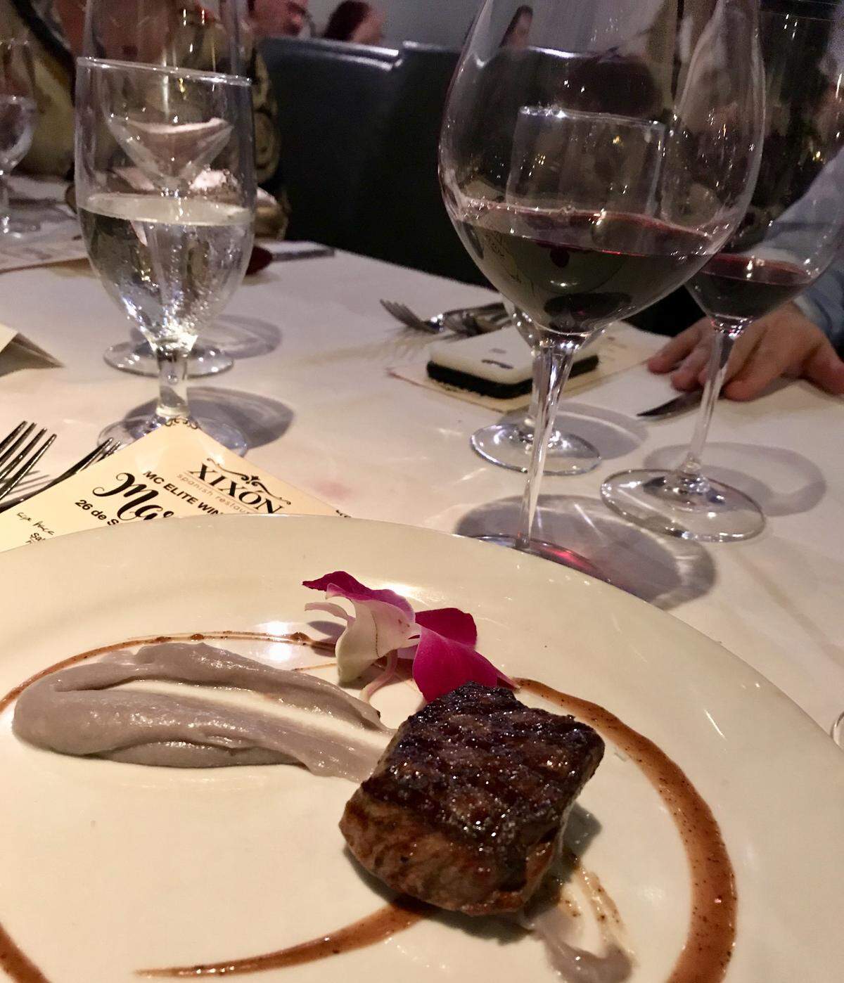 Centro de tomahawk con puré de papa morada y salsa pimientas.