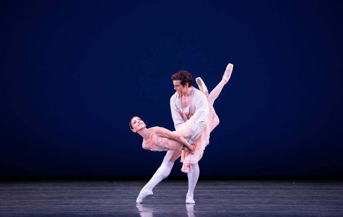 Katia Carranza y Carlos Quenedit en “Tchaikovksy Pas de Deux” de George Balanchine.