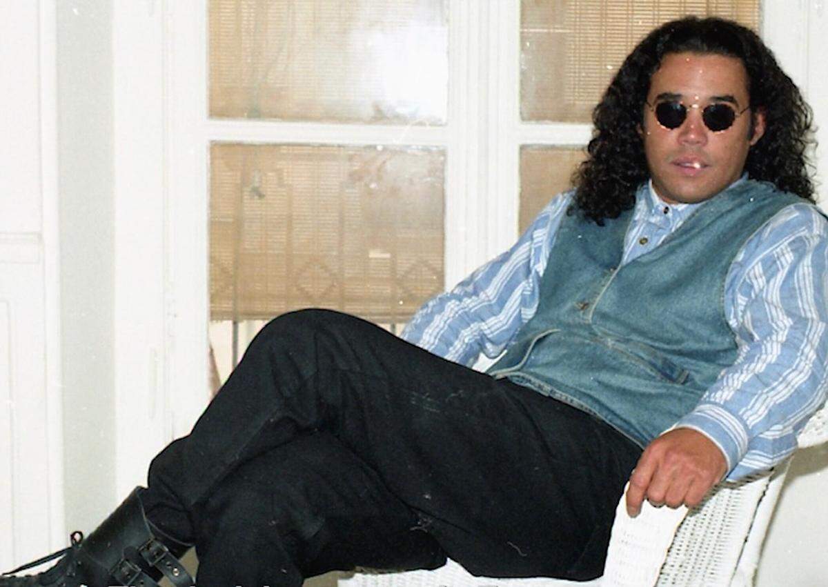 Humberto Castro decide exiliarse en Francia en 1989.