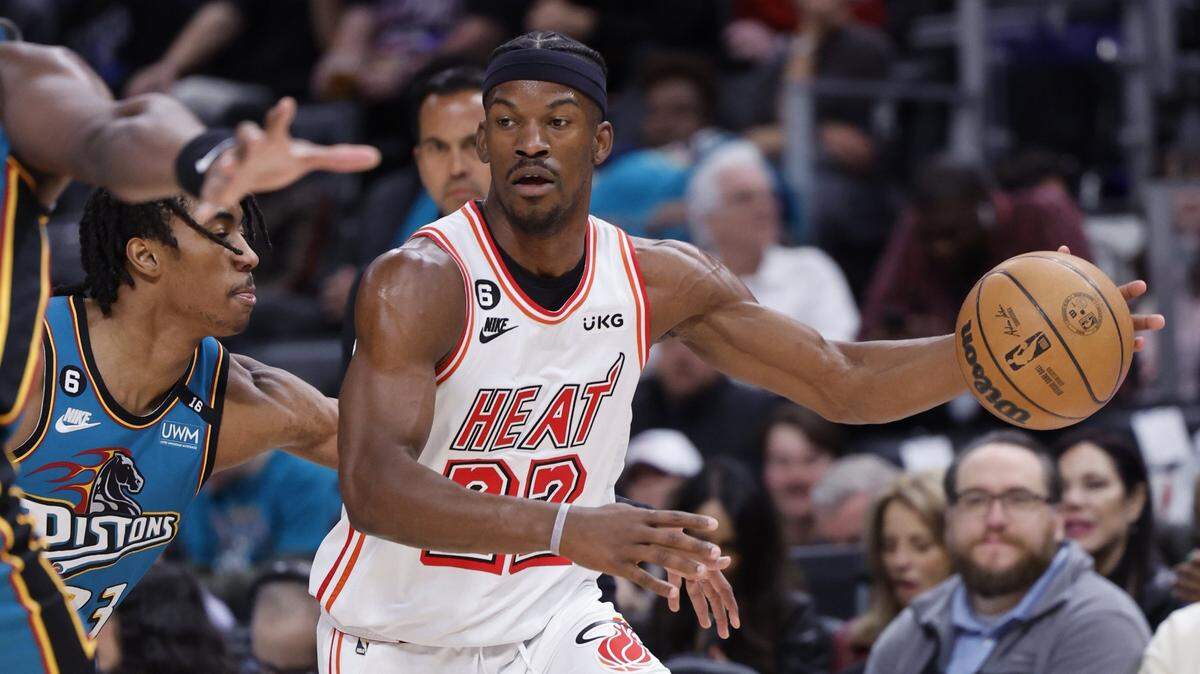 El jugador del Heat Jimmy Butler conduce la pelota ante la marca de Jaden Ivey, de los Pistons, en el partido celebrado el 4 de abril de 2023 en Detroit.