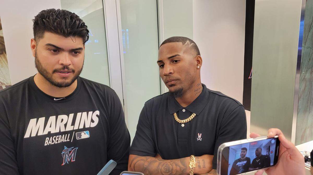 SIXTO SANCHEZ responde preguntas de la prensa en el loanDepot park ayudado por el traductor y especialista en relaciones con los peloteros Luis Dorante.