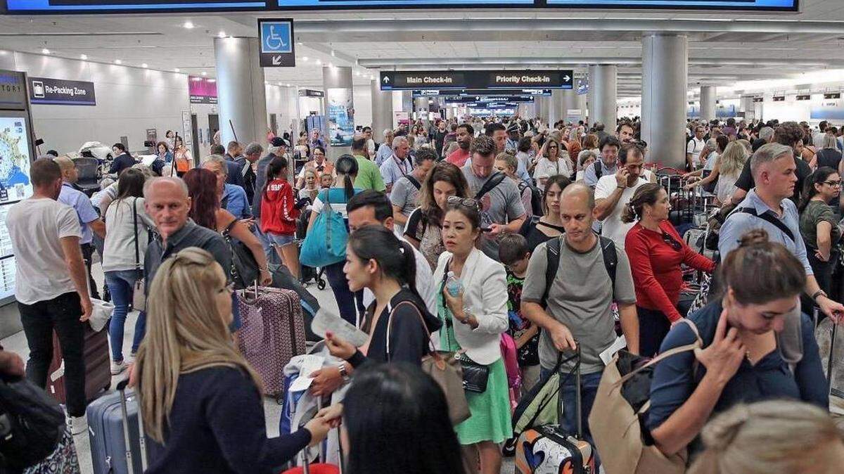 Miles de viajeros hacen cola para partir del Aeropuerto Internacional de Miami el jueves 7 de septiembre de 2017.  