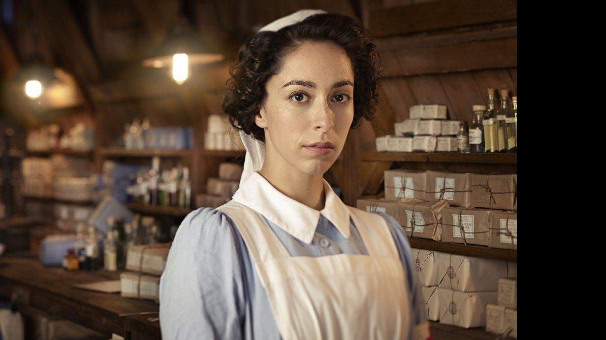 La actriz Onna Chaplin interpretando el papel de Kitty Trevelyan en "The Crimson Field."