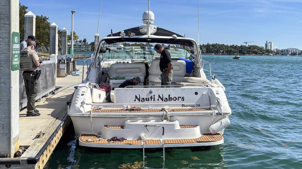 Once personas fueron hospitalizadas tras una posible explosión de un bote cerca de Haulover Sandbar. Agentes de la ley estuvieron en la escena en el Haulover Marina el sábado 9 de mayo de 2026. AL DIAZ adiaz@miamiherald.com