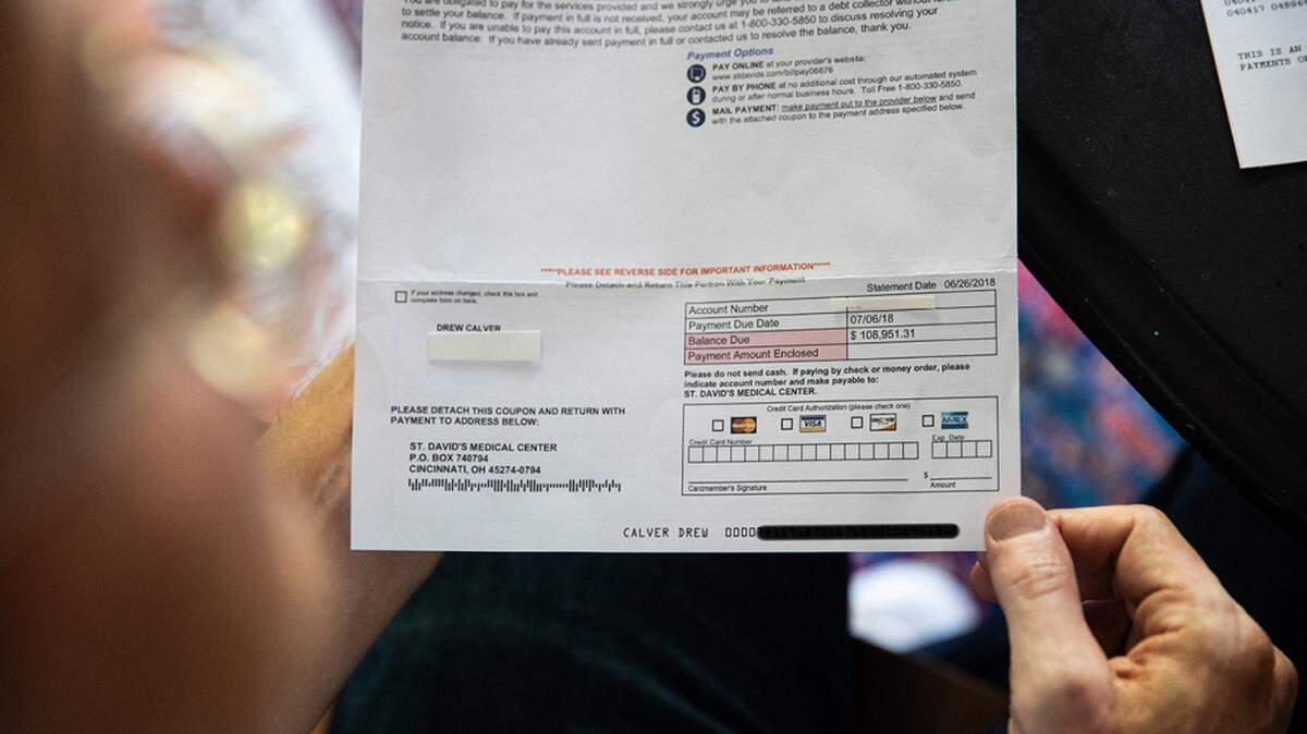 La cuenta total de Drew Calver por ser atendido luego de un ataque cardíaco durante cuatro días en el St. David’s Medical Center en abril de 2017 fue $164,941. Su aseguradora pagó $55,840, pero el hospital le facturó un remanente $108,951.31.