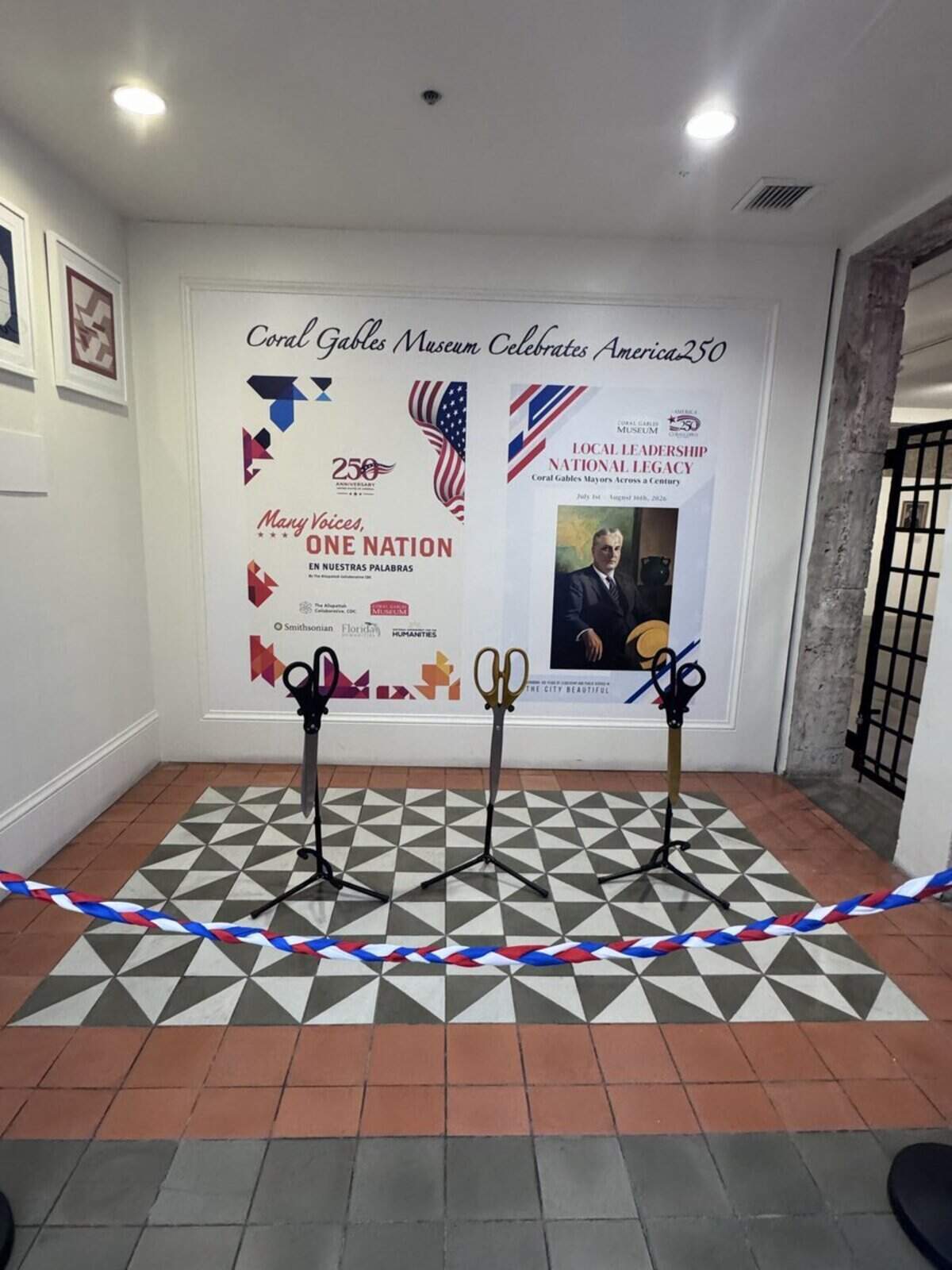 Coral Gables a lo largo de un siglo en el Museo de Coral Gables. Un guión histórico nacional preparado por el Smithsonian, al que le añadió las historias de las comunidades: fotografías, videos y testimonios que cuentan dónde estaba Miami en cada capítulo del relato de Estados Unidos.