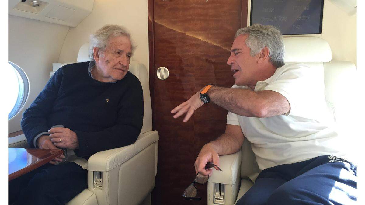 Esta foto, producida por el patrimonio de Jeffrey Epstein y publicada el jueves 18 de diciembre de 2025 por el Comité de Supervisión y Reforma Gubernamental de la Cámara de Representantes, muestra al profesor universitario y escritor Noam Chomsky (izq.), y el delincuente sexual Jeffrey Epstein.
