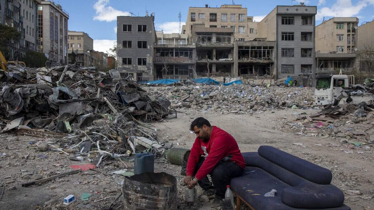 Un hombre se sienta entre edificios destruidos tras un ataque conjunto de Israel y Estados Unidos el 6 de abril de 2026 en Teherán, Irán.