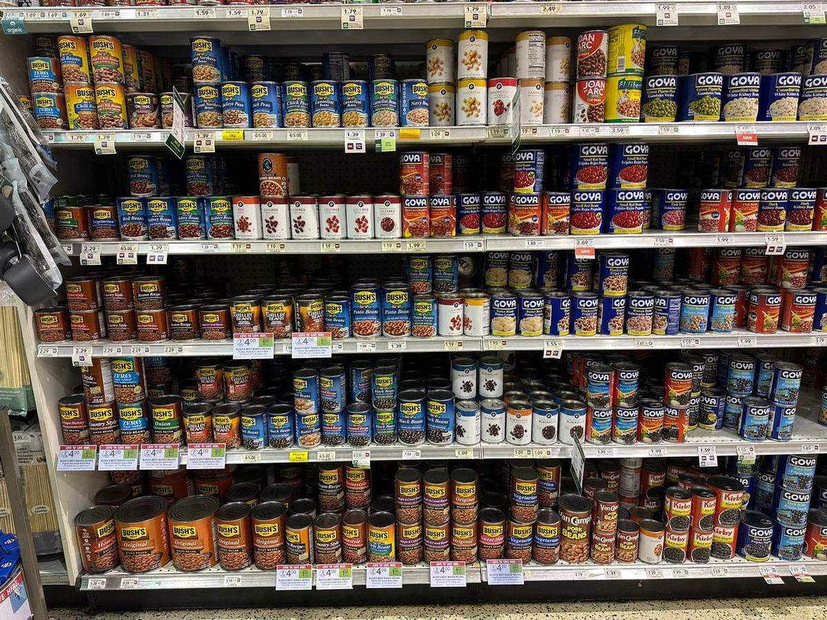 Los frijoles enlatados y otros productos no perecederos pueden ser útiles en un kit para huracanes, y si no los consume esta temporada, su fecha de caducidad vence en más de un año. Howard Cohen hcohen@miamiherald.com