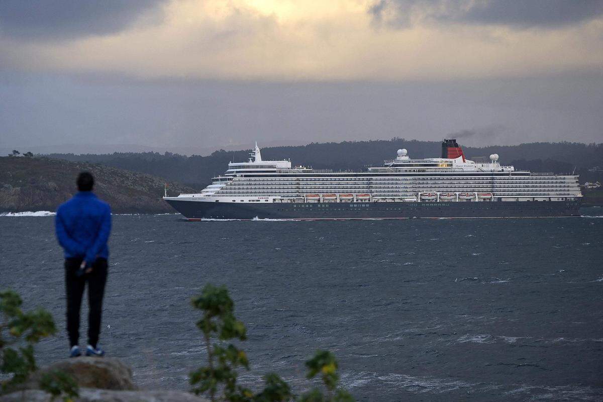 Una persona observa el crucero Queen Elizabeth, cuando zarpaba de la costa española en el 2022.