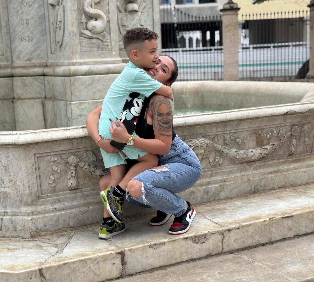 Gleydys Sardá y su hijo de 6 años durante un viaje reciente a La Habana para pasar tiempo con él. Sardá, residente permanente en Broward, aún espera la aprobación de una visa de inmigrante para su hijo que le permita viajar a Estados Unidos. Sin embargo, una reciente prohibición de viajes suspendió las visas de inmigración para familias como la suya.