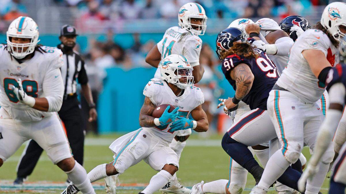 El running back de los Dolphins Myles Gaskin corre con la pelota en el último cuarto del partido ante los Texans de Houston, el 7 de noviembre de 2021 en el Hard Rock Stadium en Miami Gardens.