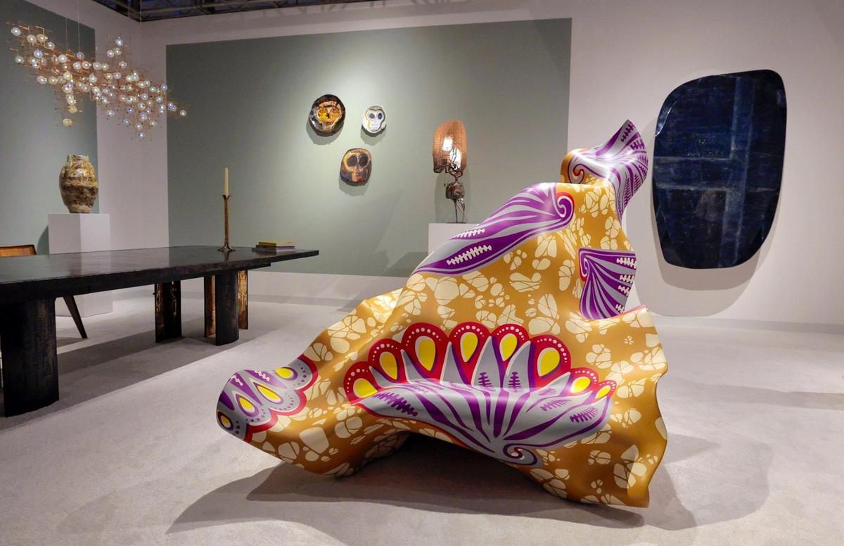 “Wiindy Chair” del artista Yink Shinobare en exhibición en la Carpenters Workshop Gallery en Design Miami en Miami Beach, Florida, el martes 3 de diciembre de 2024. 2024.