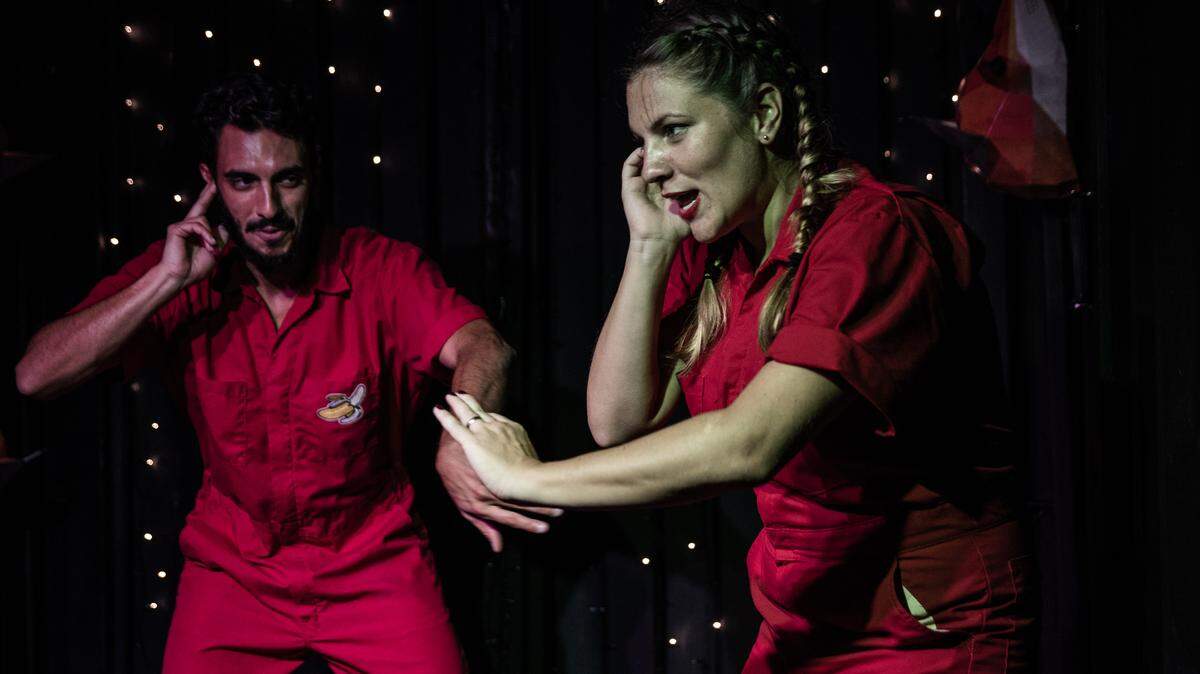 Luciano Cortés y Carolina Cappiello en una escena de "La casa de la risa-HaHa House".
