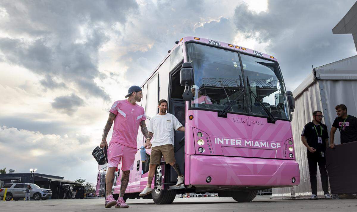 Los jugadores del Inter Miami Rodrigo de Paul, Lionel Messi y Luis Suárez (de izq. a der.) llegan al Chase Stadium de Fort Lauderdale para el partido ante Tigres de la UANL, en los cuartos de final de la Leagues Cup, celebrado el 20 de agosto de 2025.