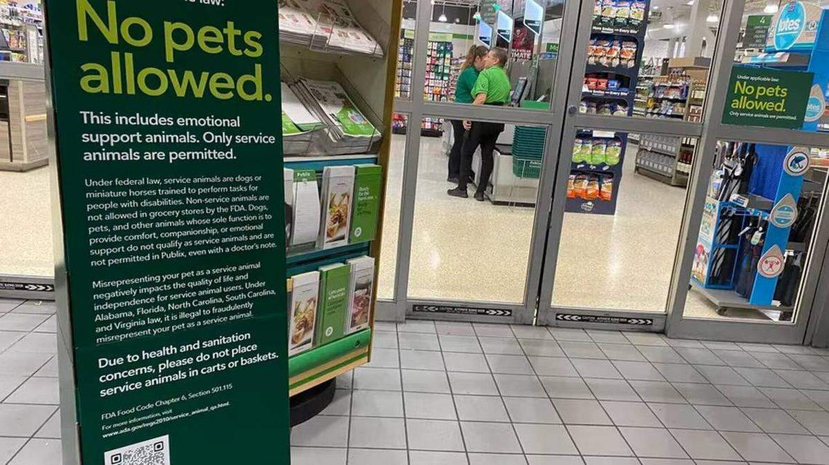 Letreros como este en un supermercado Publix de Lutz, una localidad a 15 minutos al norte de Tampa, le recuerdan a los clientes que no se permiten perros en la tienda.