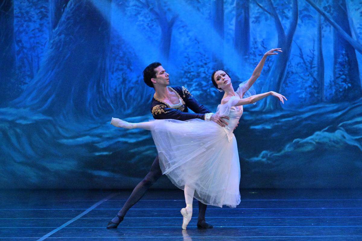 Gretel Batista (Giselle) y Jorge Óscar Sánchez (Albrecht) en el 'pas de deux' del segundo acto de “Giselle”. 