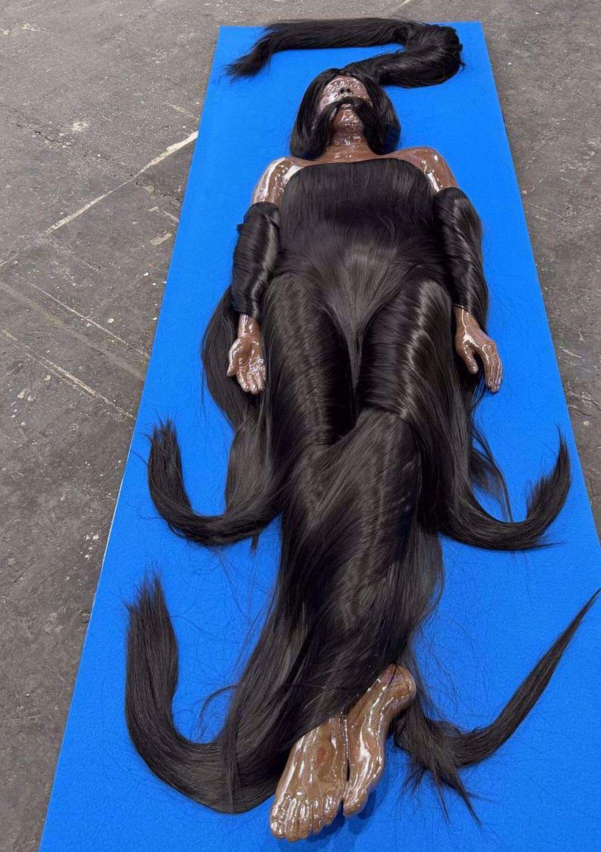 ‘Serpiente yacente’ de Seba Calfuqueo, artista indígena trans (Chile), obra expuesta en la Sección general de ArcoMadrid, 2026.