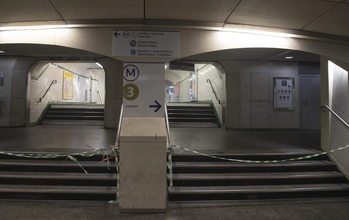 Un acceso cerrado al metro en la estación de tren Gare Saint Lazar en París, el domingo 29 de diciembre de 2019. Las huelgas, que comenzaron el 5 de diciembre, han interrumpido el transporte a través de Francia, obstaculizando los Metros de París y los trenes en todo el país, así como empresas relacionadas.