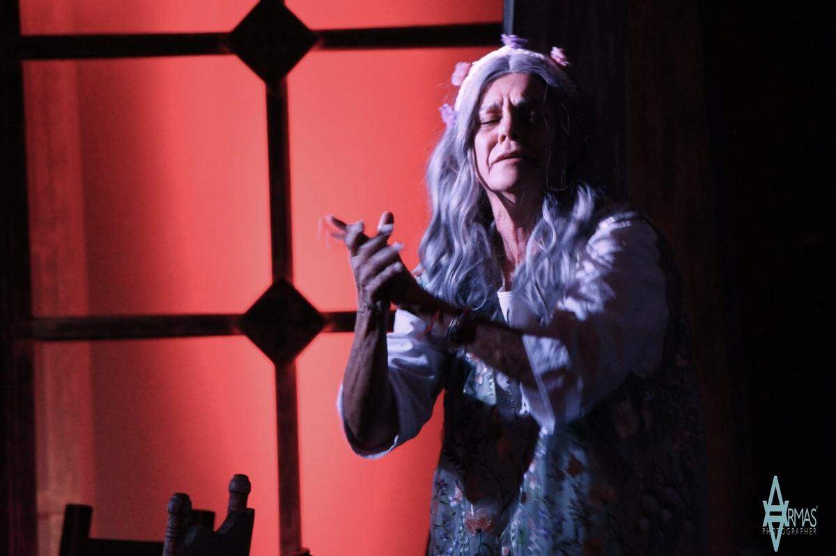 Marilyn Romero, directora del montaje y coprotagonista de “Las sillas”, de Eugène Ionesco.
