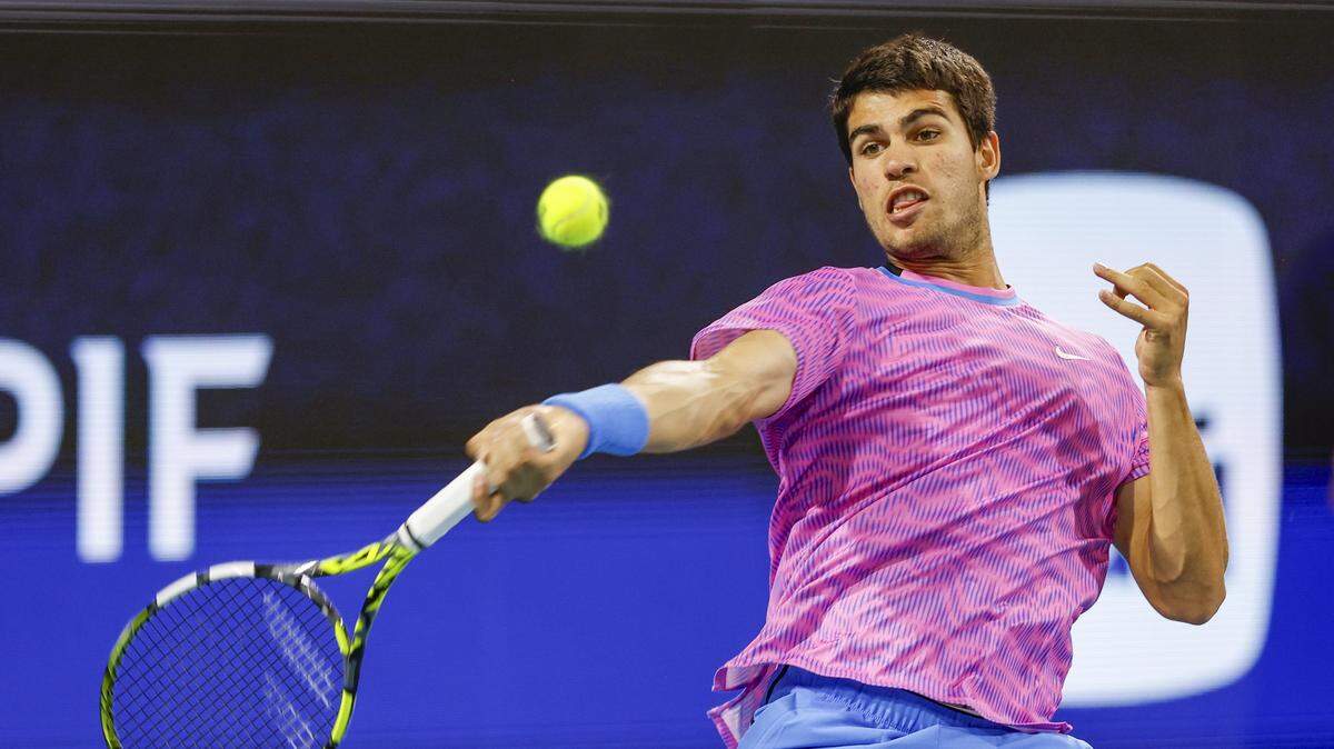 El español Carlos Alcaraz devuelve un saque contra el búlgaro Grigor Dimitrov, en el partido del Miami Open efectuado el 28 de marzo de 2024 en Miami Gardens, Florida. 