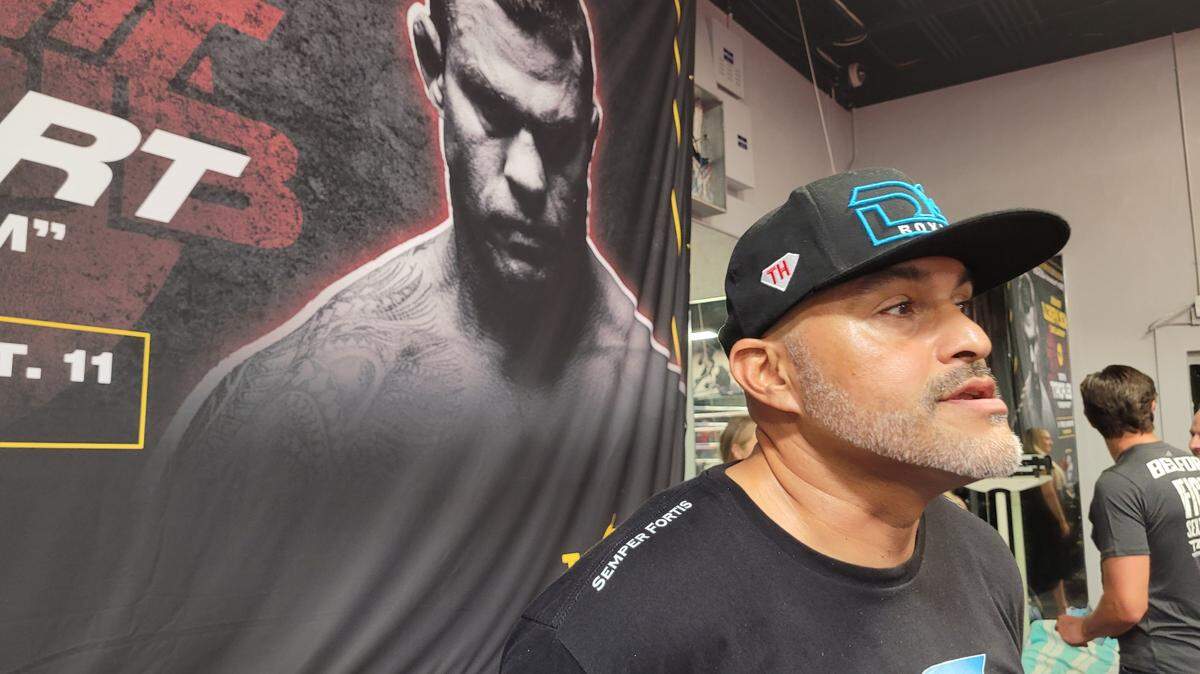 Derik Santos Rosario quería quizá más que Vitor Belfort la pelea contra Oscar de la Hoya. De modo que cuando supo que el Golden Boy había caído víctima del coronavirus se dio a la tarea de preparar a su pupilo para Evander Holyfield.