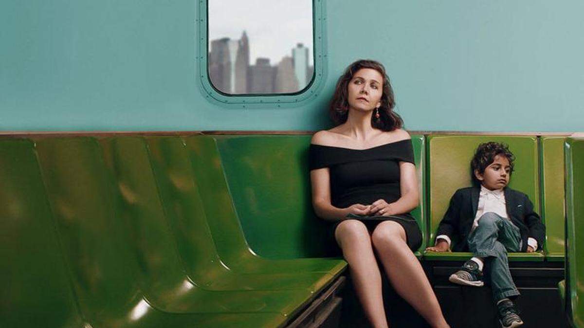 Los actores Maggie Gyllenhaal y Parker Sevak en una escena de la película “La maestra de kinder (The kindergarten teacher)” (2018).
