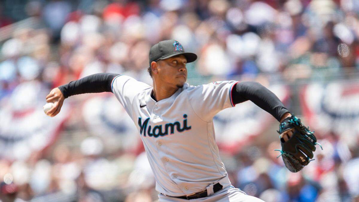 El abridor de los Marlins Elieser Hernández lanza en el primer inning del partido ante los Bravos, el 29 de mayo de 2022 en Atlanta.